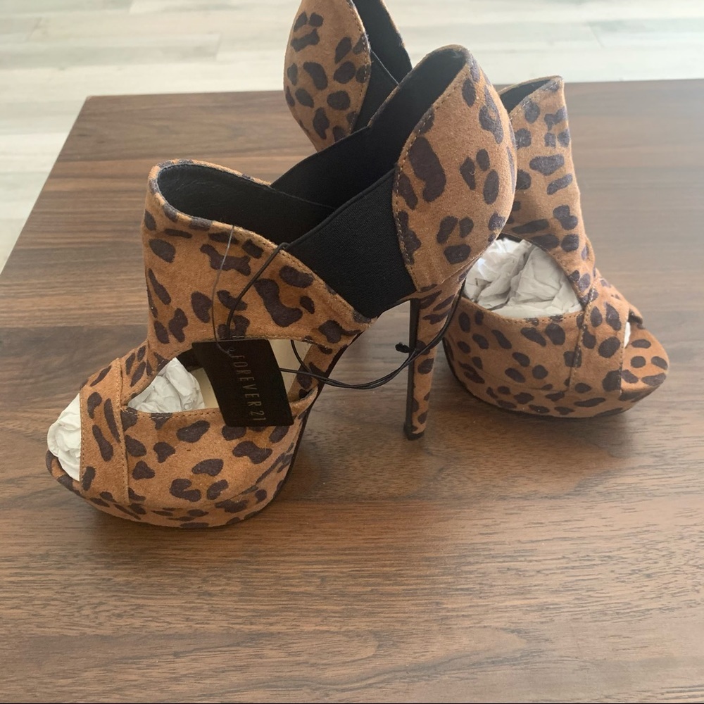 Leopard open toe heels‎